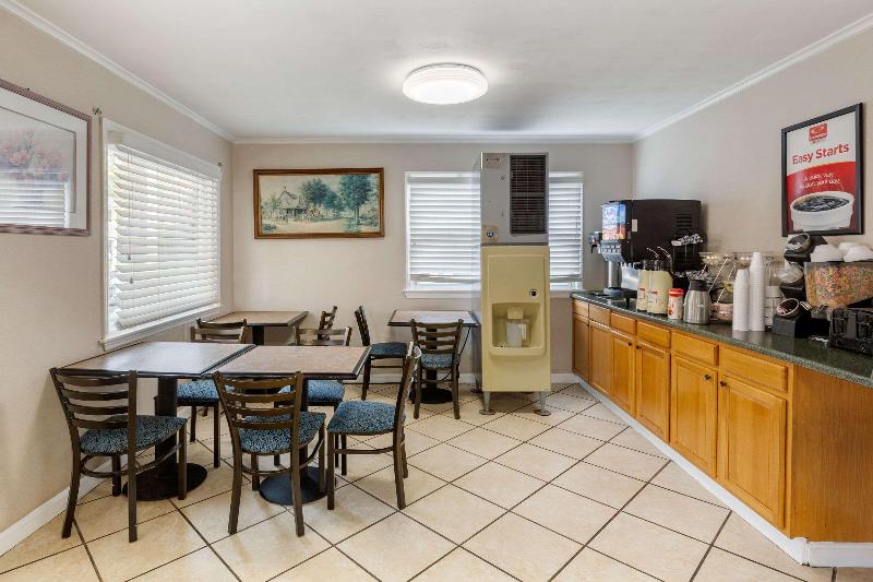 Econo Lodge Sturbridge Route 20 image