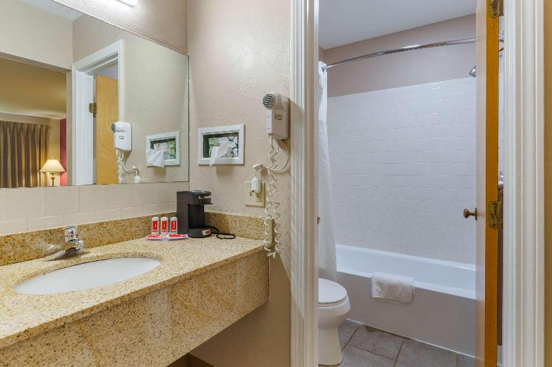Econo Lodge Sturbridge Route 20 image