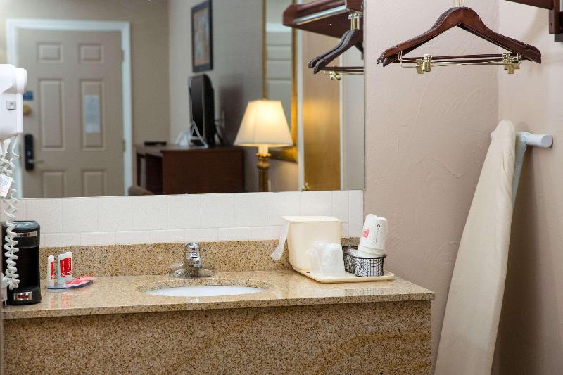 Econo Lodge Sturbridge Route 20 image