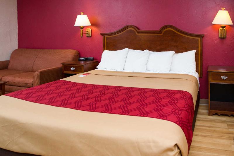 Econo Lodge Sturbridge Route 20 image
