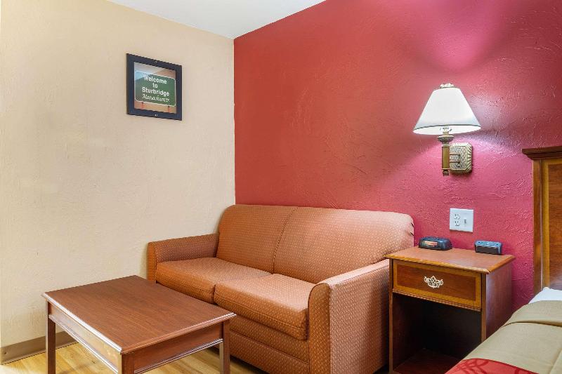 Econo Lodge Sturbridge Route 20 image