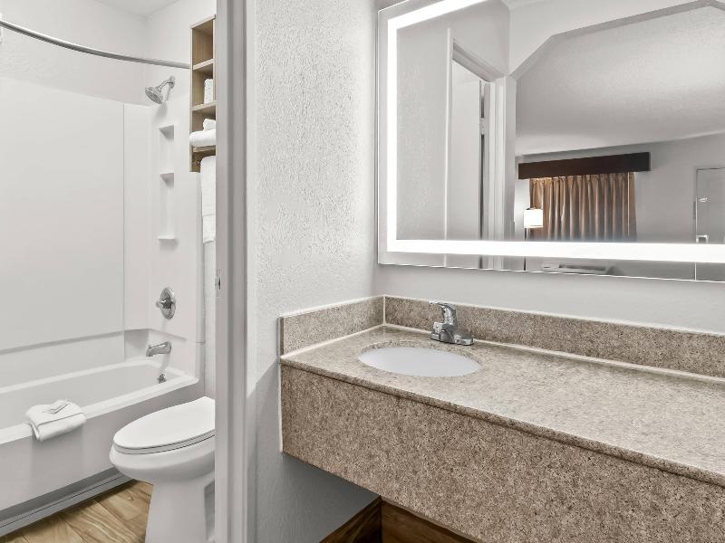 Rodeway Inn North Charleston image