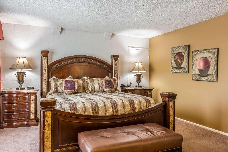 Econo Lodge Lake Elsinore Casino image