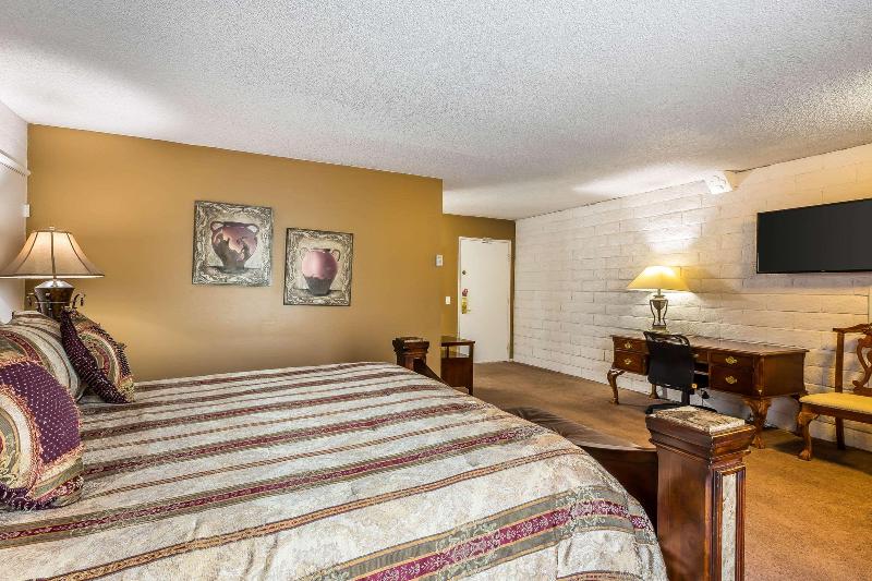 Econo Lodge Lake Elsinore Casino image