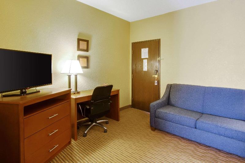 Comfort Inn & Suites Bellevue - Omaha Offutt AFB image