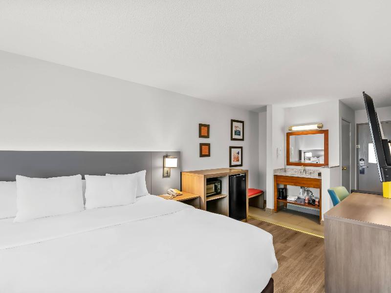 Comfort Inn & Suites Bellevue - Omaha Offutt AFB image