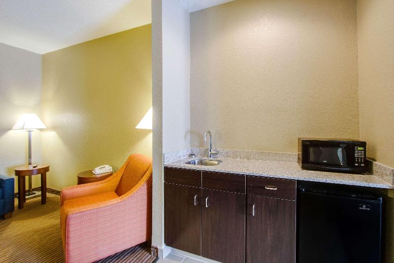 Comfort Inn & Suites Bellevue - Omaha Offutt AFB image