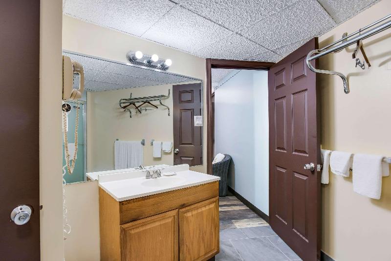 Rodeway Inn Williamstown image