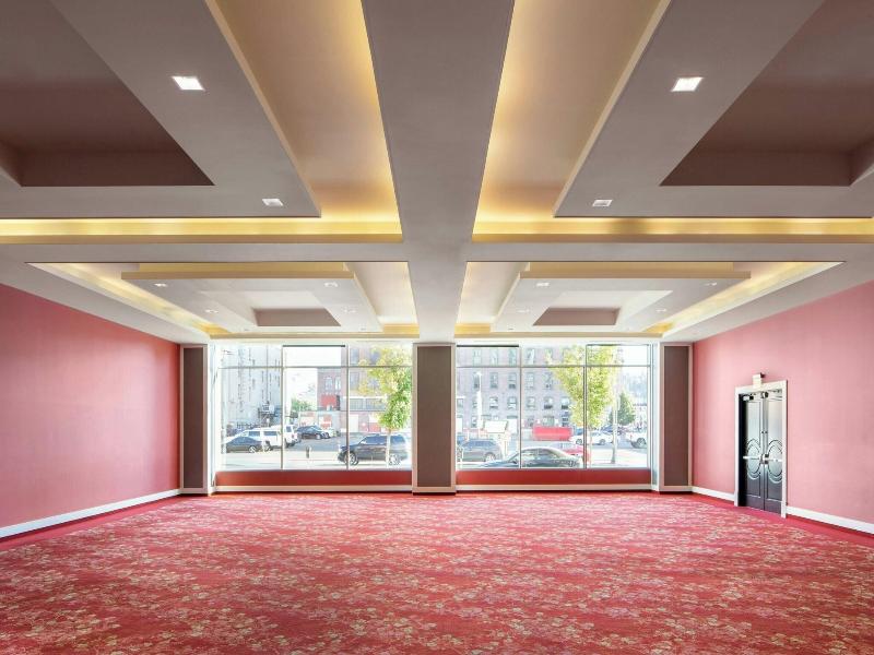 The Davenport Grand, Autograph Collection image