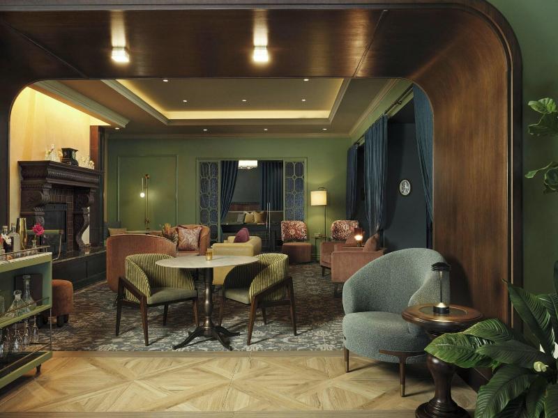 The Davenport Lusso, Autograph Collection image