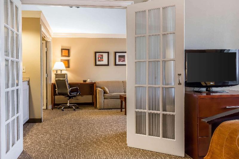 Comfort Suites Norwich image