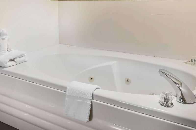 Comfort Suites Norwich image