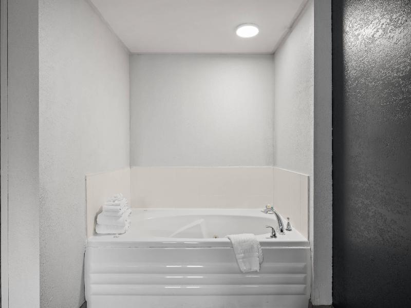 Comfort Suites Norwich image