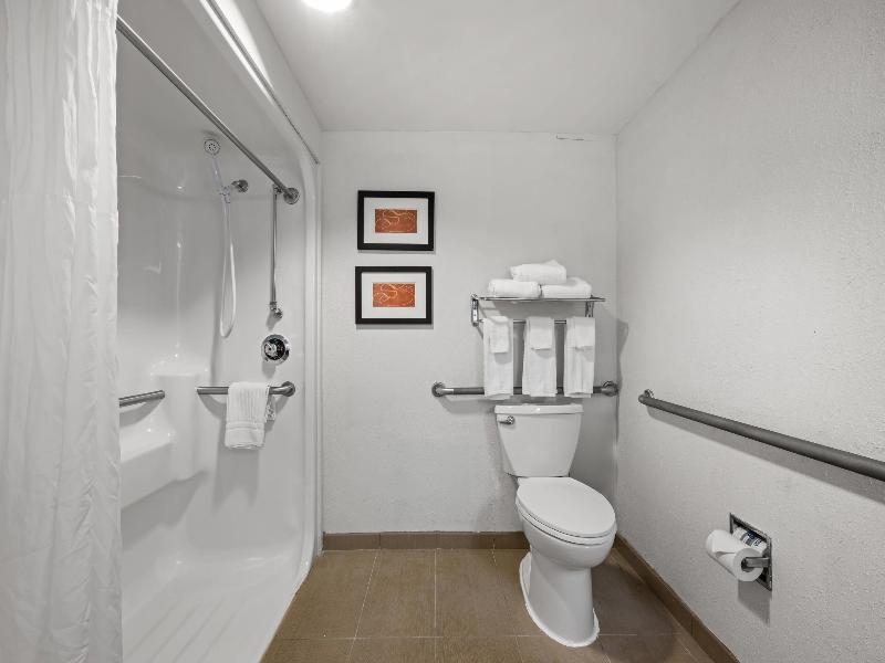 Comfort Suites Norwich image
