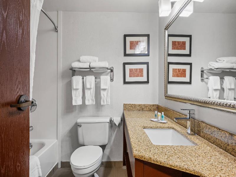 Comfort Suites Norwich image