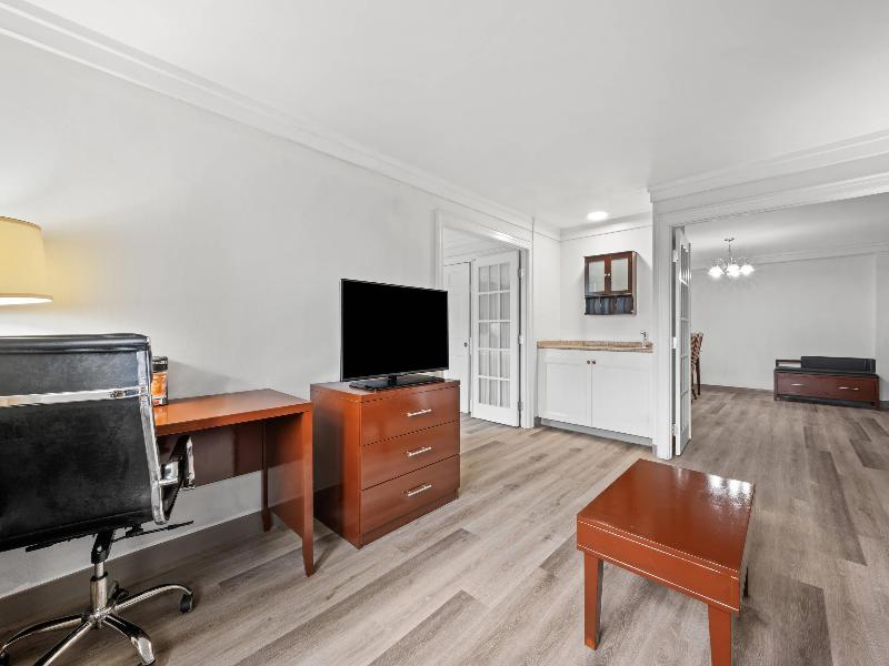 Comfort Suites Norwich image
