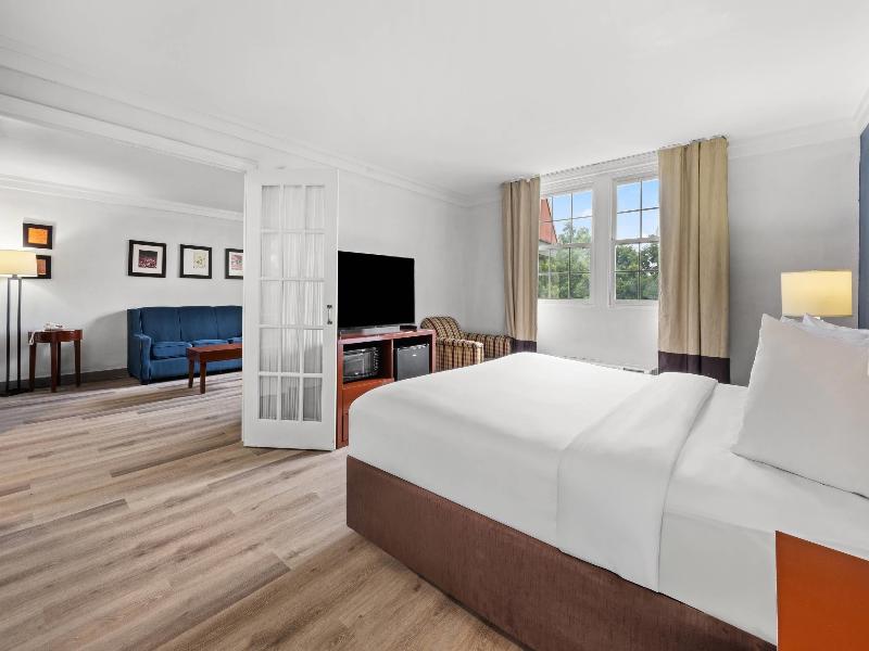 Comfort Suites Norwich image