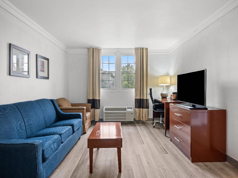 Comfort Suites Norwich image