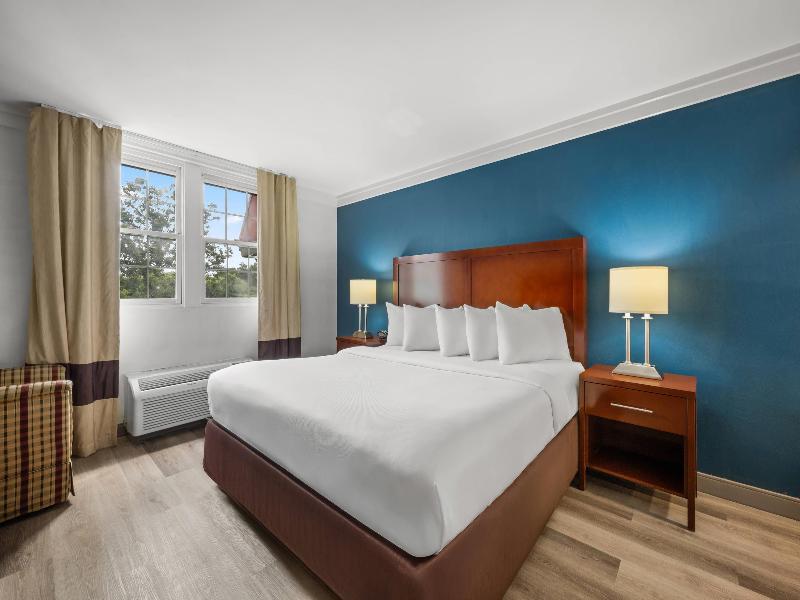 Comfort Suites Norwich image