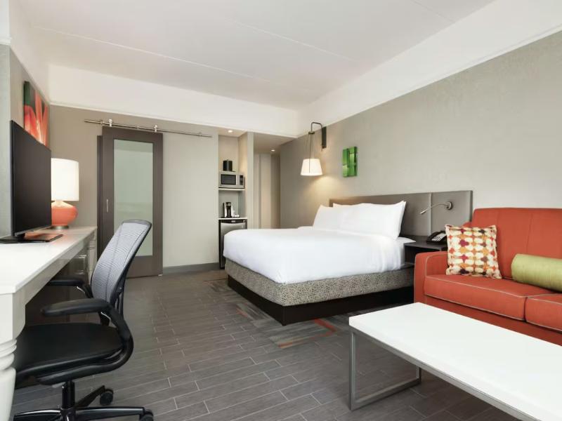 Hilton Garden Inn Calgary Downtown image