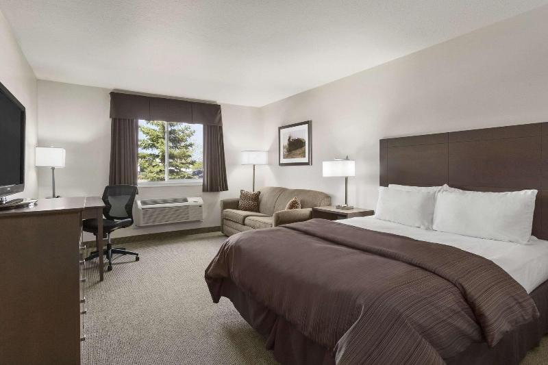 Days Inn By Wyndham Steinbach image 8