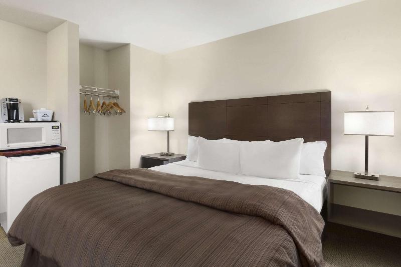 Days Inn By Wyndham Steinbach image 7
