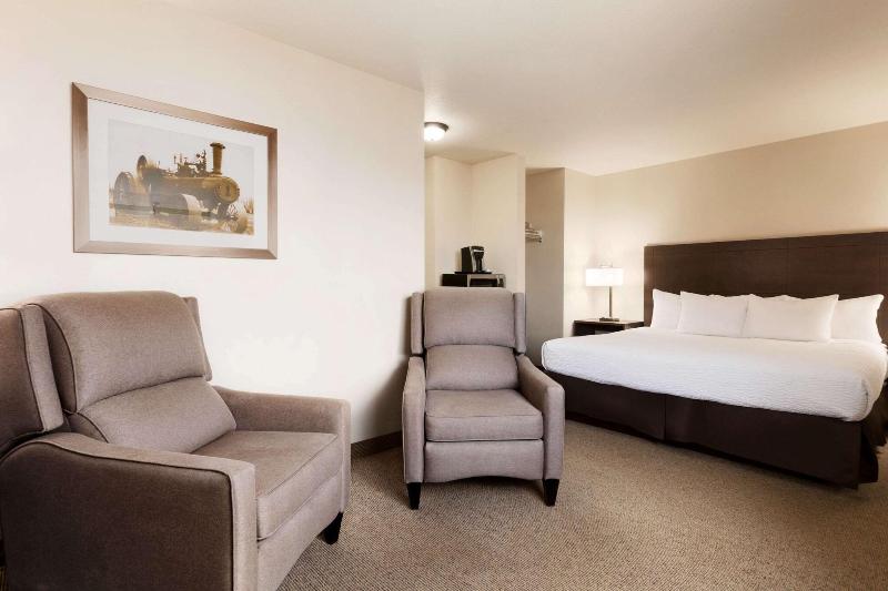 Days Inn By Wyndham Steinbach image 6