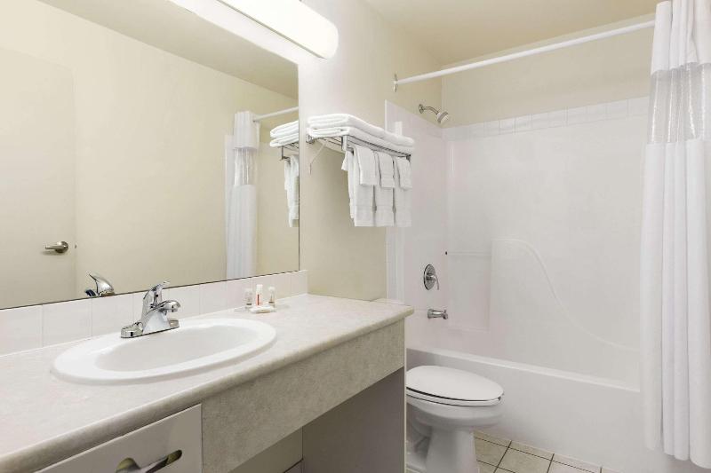 Days Inn By Wyndham Steinbach image