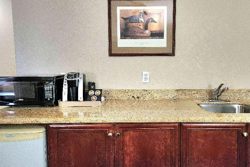 Super 8 by Wyndham Portage La Prairie image