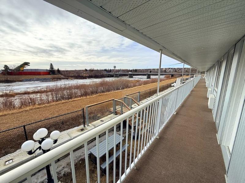 Travelodge by Wyndham Drumheller — exterior view