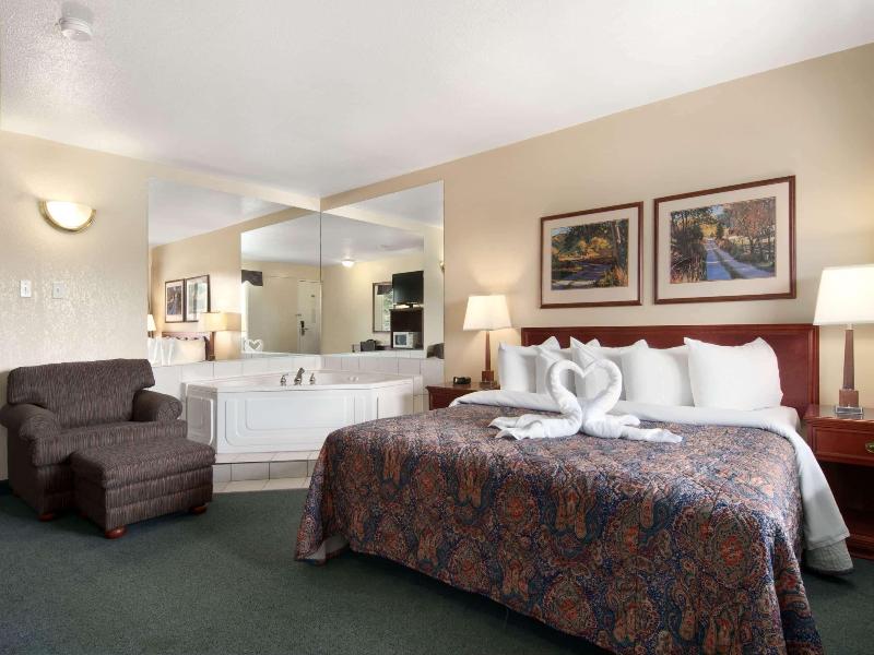 Travelodge by Wyndham Drumheller image
