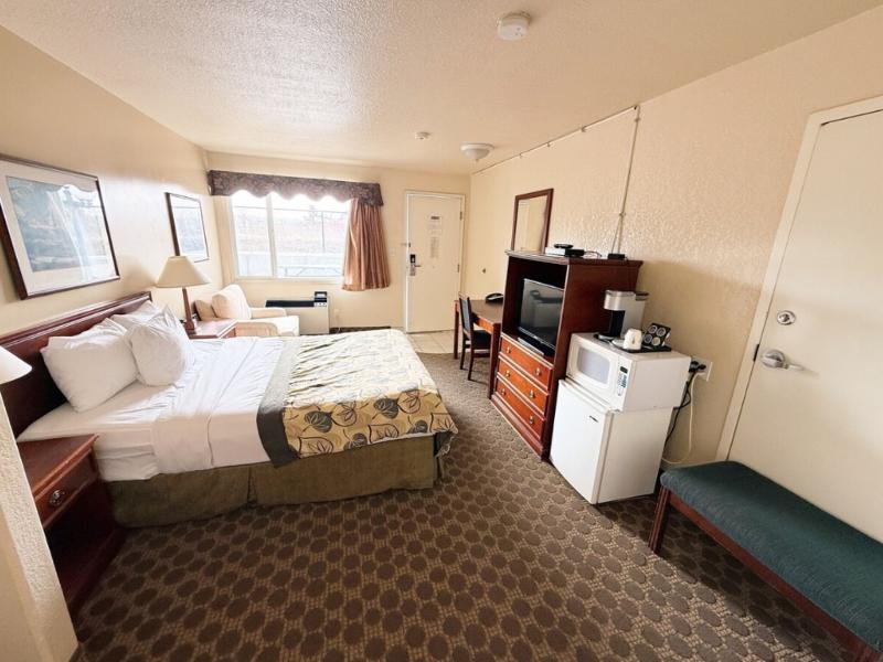 Travelodge by Wyndham Drumheller image