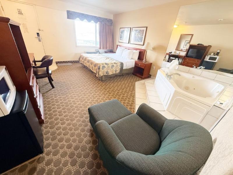 Travelodge by Wyndham Drumheller image
