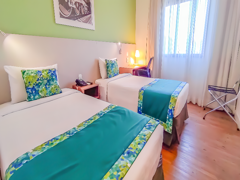 Luxury Two Single Beds (1 Adult)