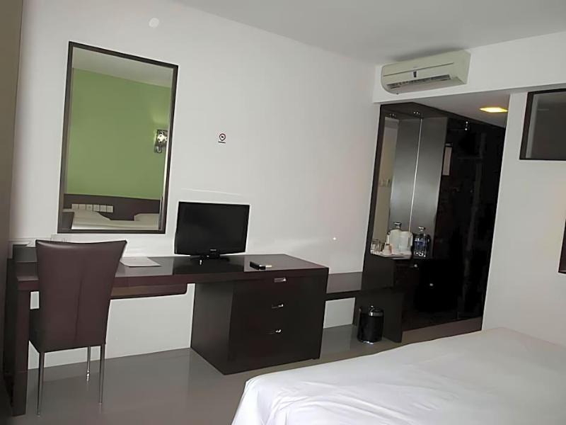 Bamboo Inn Hotel & Cafe image