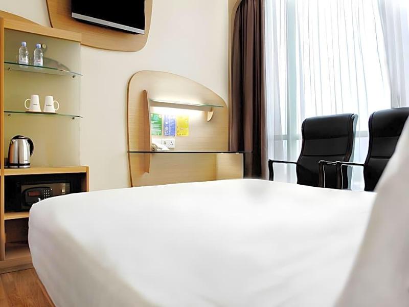 Business Hotel Tomang image