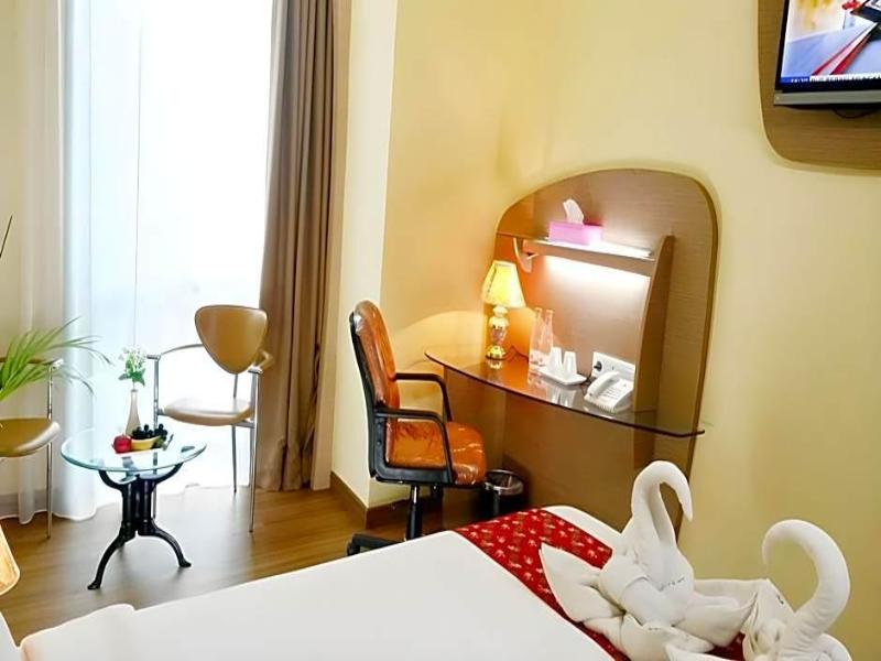 Business Hotel Tomang image