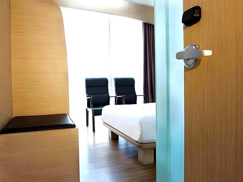 Business Hotel Tomang image