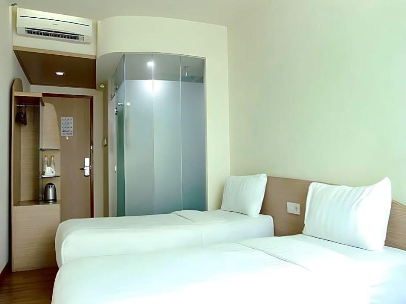 Business Hotel Tomang image