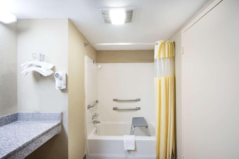Days Inn by Wyndham Hurricane Mills image