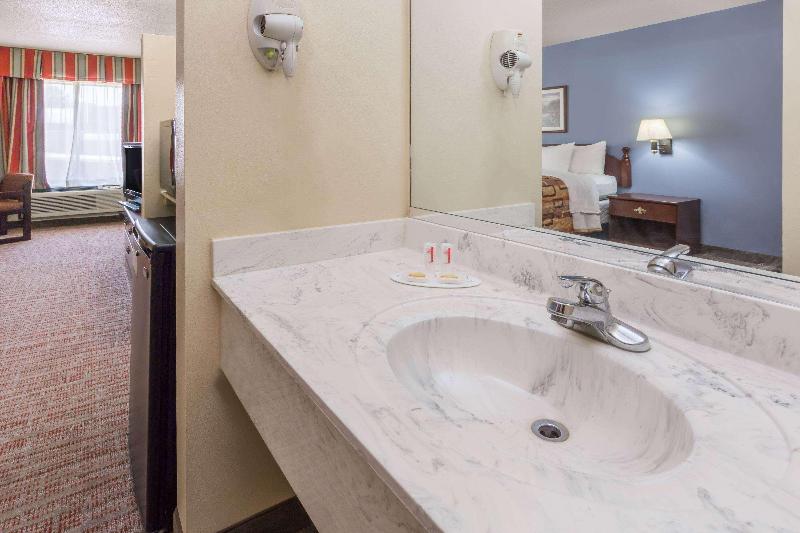 Days Inn By Wyndham Rayne image