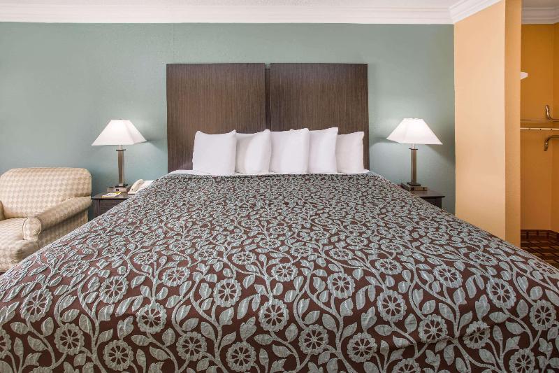 Days Inn by Wyndham Crowley image