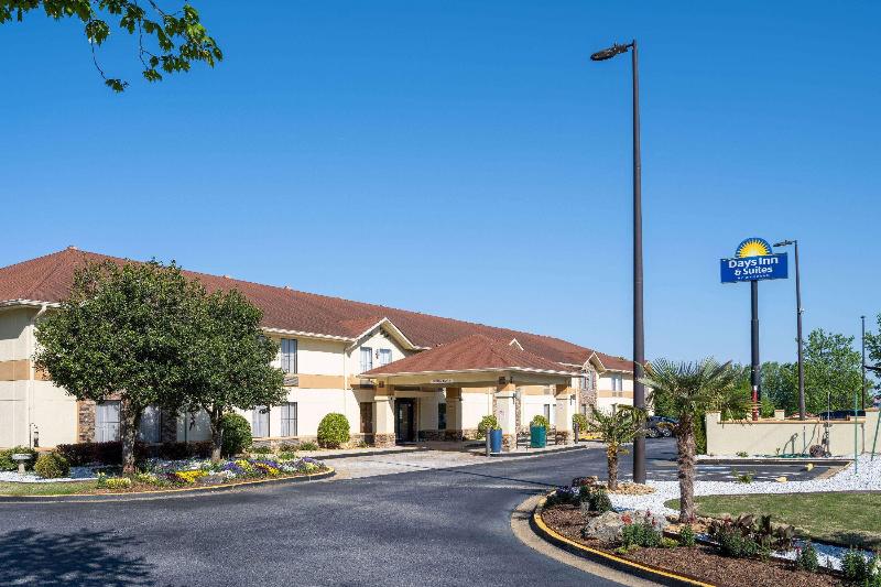 Days Inn & Suites By Wyndham Commerce image
