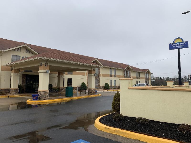 Days Inn & Suites By Wyndham Commerce image