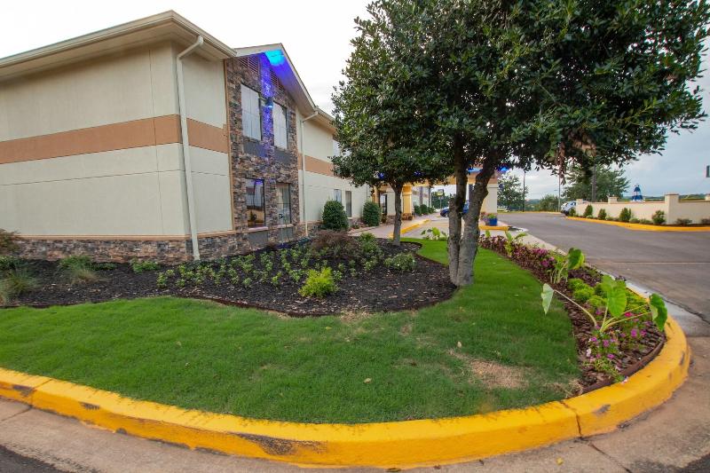 Days Inn & Suites By Wyndham Commerce image