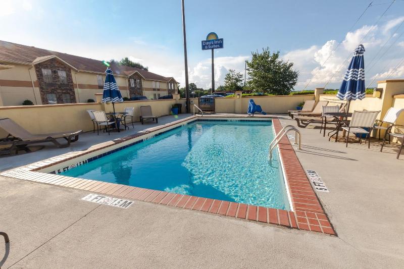 Days Inn & Suites By Wyndham Commerce image