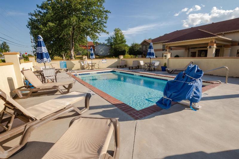 Days Inn & Suites By Wyndham Commerce image