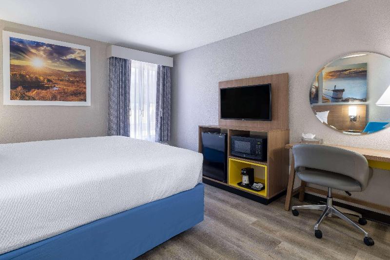 Days Inn & Suites By Wyndham Commerce image