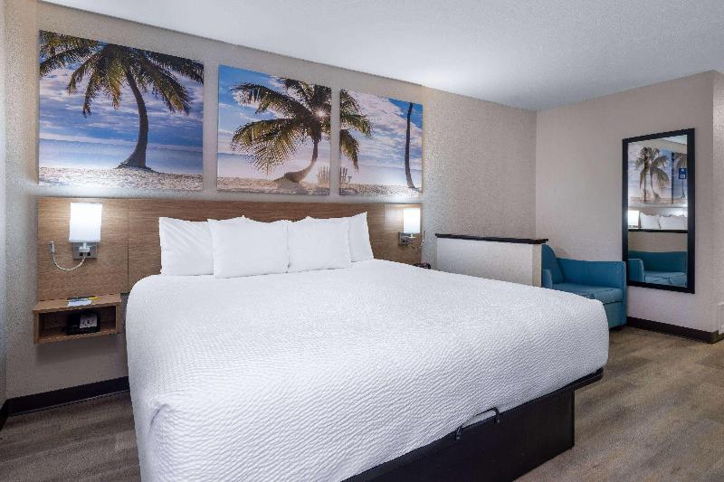 Days Inn & Suites By Wyndham Commerce image