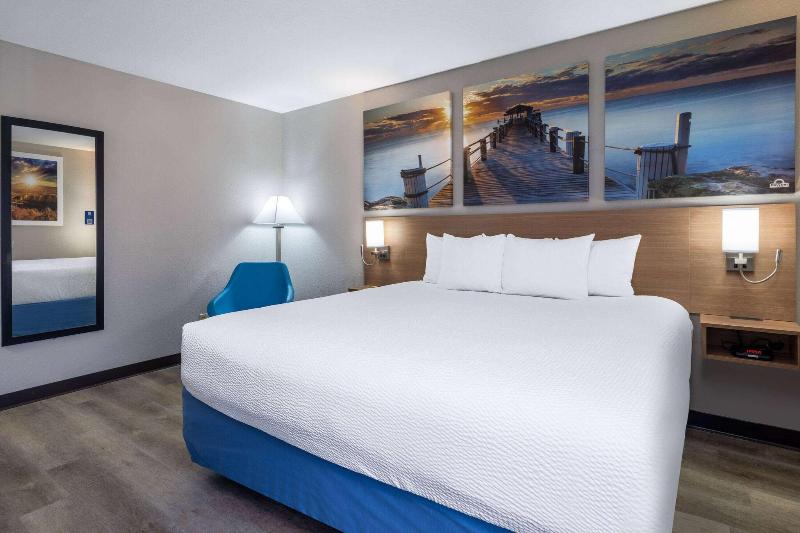 Days Inn & Suites By Wyndham Commerce image